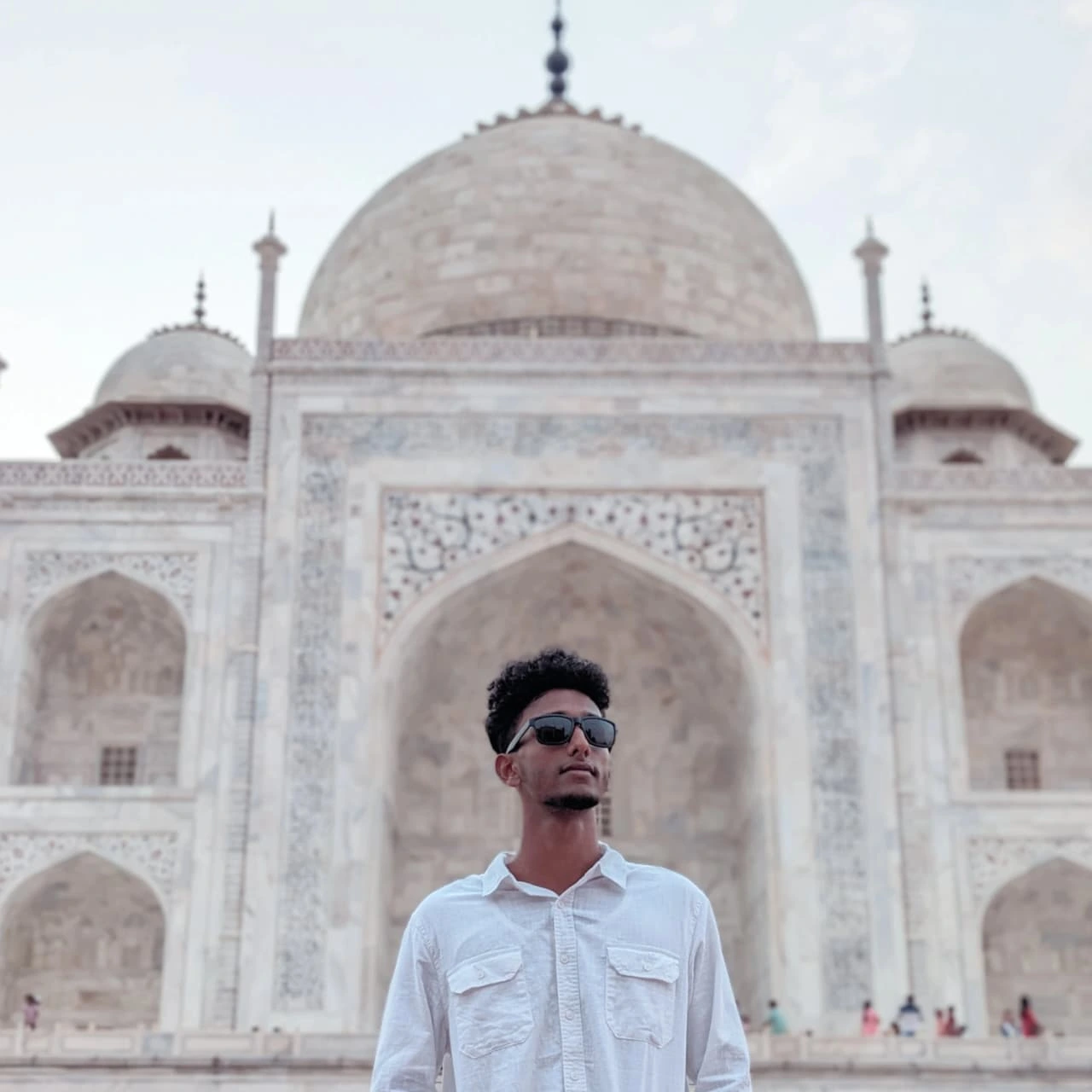Digital marketing strategist in calicut standing infront of Tajmahal